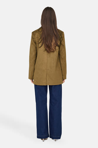 Bruine jas van ONLY, met lange mouwen, en blauwe jeans.
