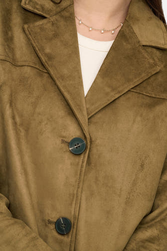Bruine lange jas van ONLY, met knoopsluiting en een subtiele parelketting.
