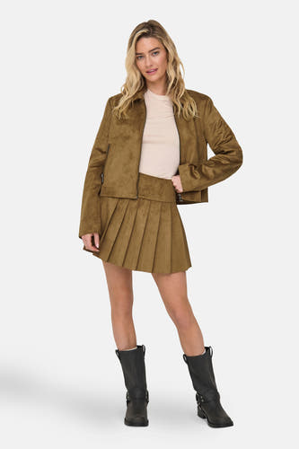 Jupe courte brune d'ONLY, avec des plis et une veste brune coordonnée.