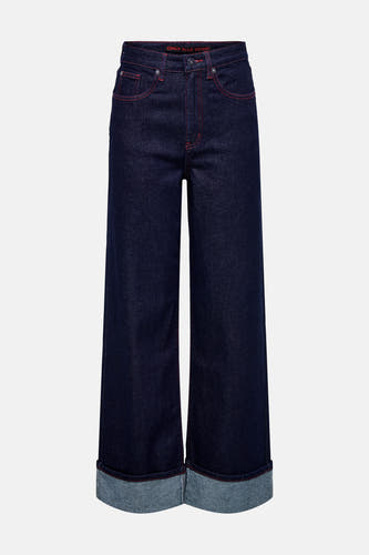 Donkerblauwe wijde jeans van ONLY BLUE DENIM, met rode stiksels en opgerolde pijpen.
