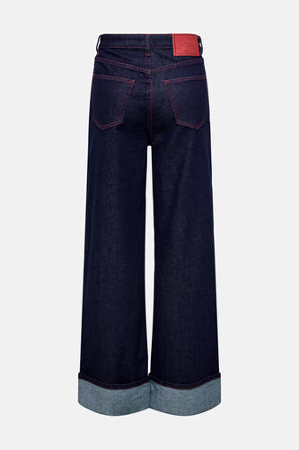 Donkerblauwe wijde jeans van ONLY, met rode stiksels en opgerolde pijpen.