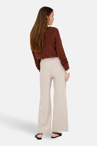 Ecru broek van JDY met krijtstreep, wijde pijpen en zwarte schoenen.
