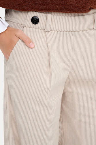 Ecru broek van JDY, met een knoopsluiting en een hand in de zak, gemaakt van corduroy.
