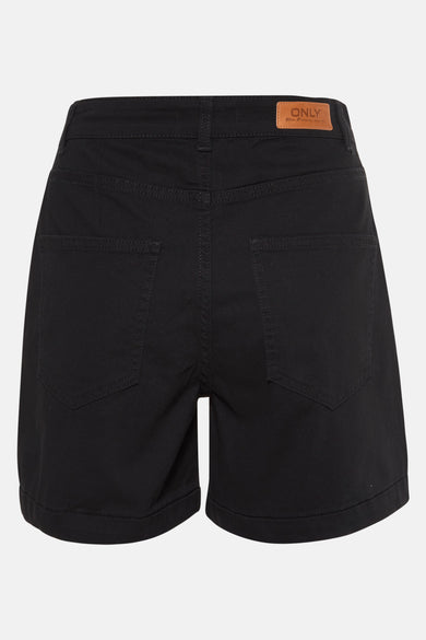 Zwarte short van ONLY, met achterzakken en een bruin leren merklabel.