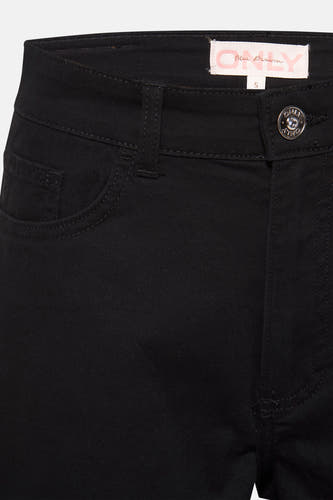 Short noir ONLY, avec poche arrière et ceinture.