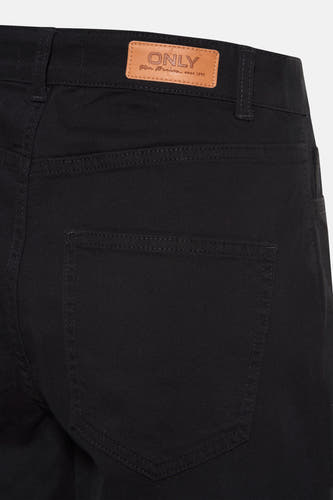 Short noir ONLY, avec poche arrière et étiquette en cuir sur la ceinture.