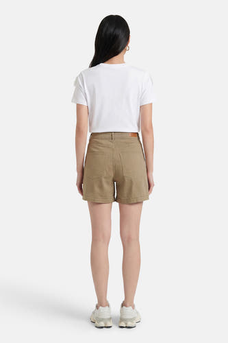 Beige korte broek van ONLY®, achterkant, met twee achterzakken, gedragen met wit T-shirt en lichte sneakers