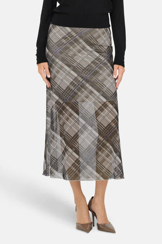 Robe longue multicolore de ONLY®, avec un motif à carreaux, associée à une chemise noire et des baskets marrons.