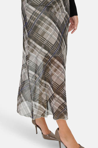 Long jupe multicolore de ONLY, avec un motif à carreaux et associée à des escarpins taupe.