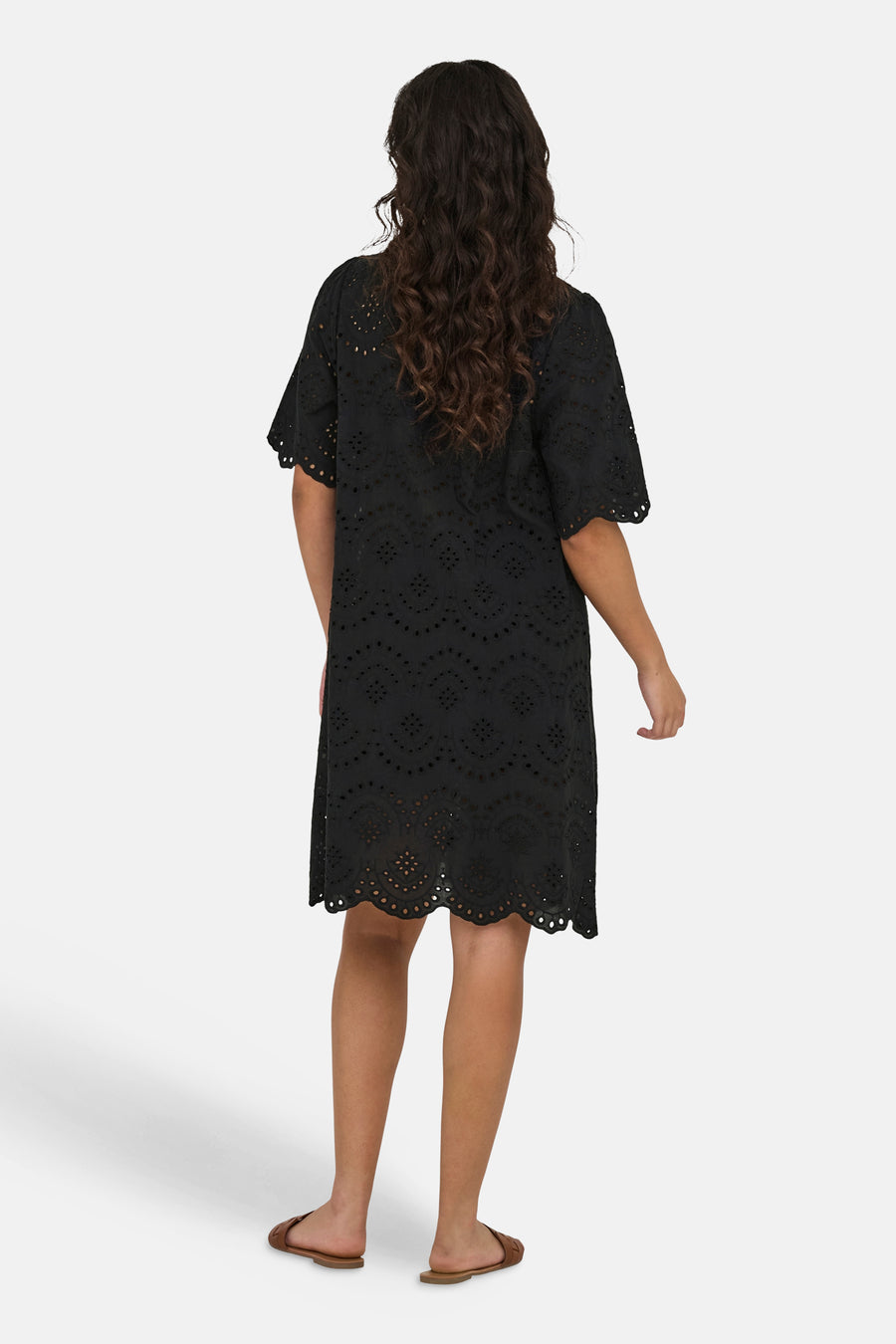 Robe noire à manches courtes de ONLY, avec un motif ajouré et un ourlet ondulé.