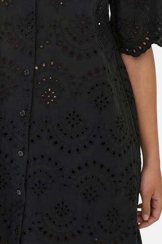 Robe noire à manches courtes de ONLY, avec broderie anglaise et fermeture à boutons.