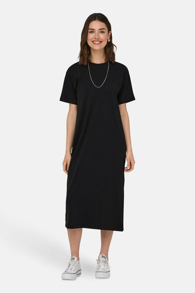 Robe noire avec des manches courtes de ONLY, accompagnée d'une chaîne argentée et de baskets blanches.