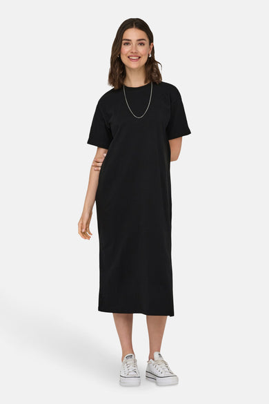 Robe noire avec des manches courtes de ONLY, avec une chaîne d'argent et des baskets blanches.