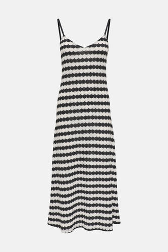 Robe tricotée noire et blanche sans manches de ONLY® avec motif à rayures ondulées, col en V et fines bretelles.