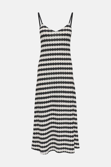 Robe tricotée noire et blanche sans manches de ONLY® avec motif à rayures ondulées, col en V et fines bretelles.