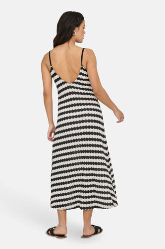 Robe noire sans manches ONLY® avec motif crochet blanc rayé, dos ouvert et fines bretelles, dos.