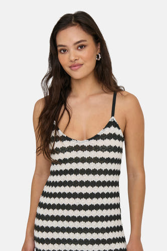 Robe sans manches à rayures noires et blanches d'ONLY® avec texture crochetée et motif ondulé, porté par un mannequin.