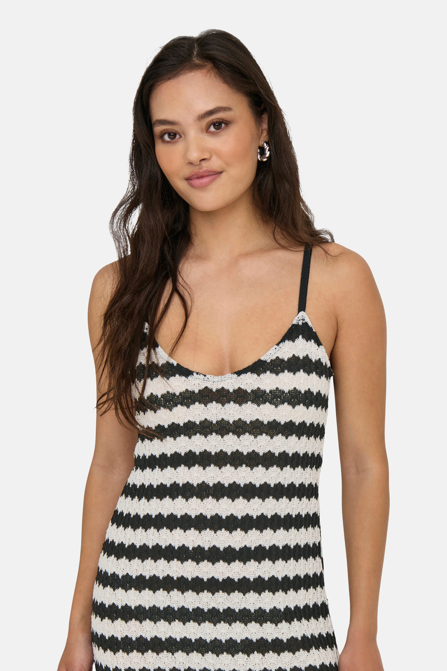 Robe sans manches à rayures noires et blanches d'ONLY® avec texture crochetée et motif ondulé, porté par un mannequin.