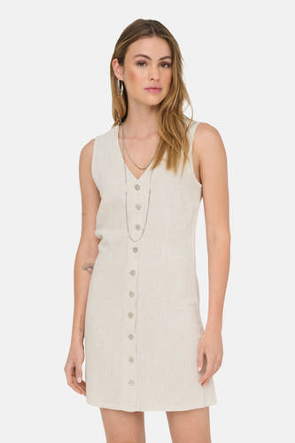 Robe sans manches écru aspect lin de ONLY® avec fermeture à boutons sur le devant et col en V, portée avec un long collier argenté et des boucles d'oreilles.