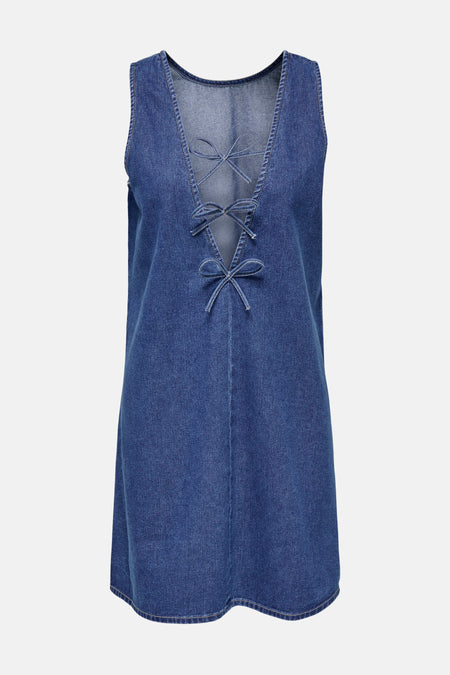 Jean sans manches en denim bleu moyen, de ONLY, avec des détails à carreaux sur l'avant.