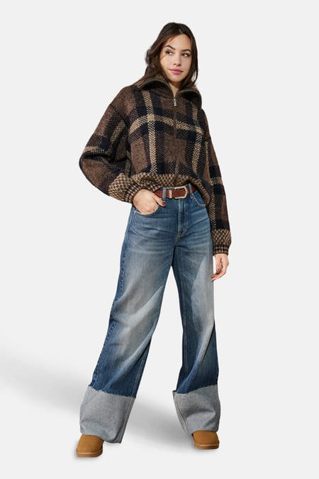 Bruin vest van ONLY® met rits, geruit patroon en gecombineerd met wijde jeans en bruine schoenen.