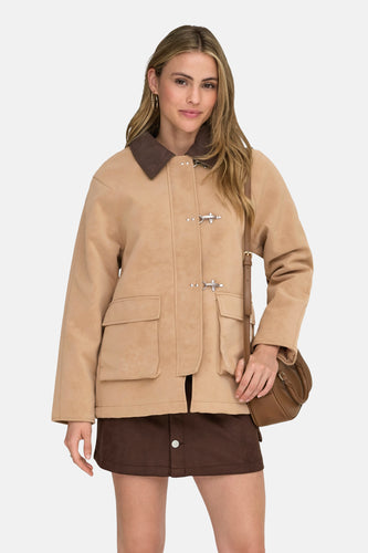 Manteau court beige de ONLY®, avec col et poche bruns, jupe et chaussures.