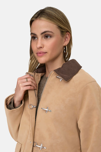 Manteau court beige ONLY avec col marron et détails argentés.