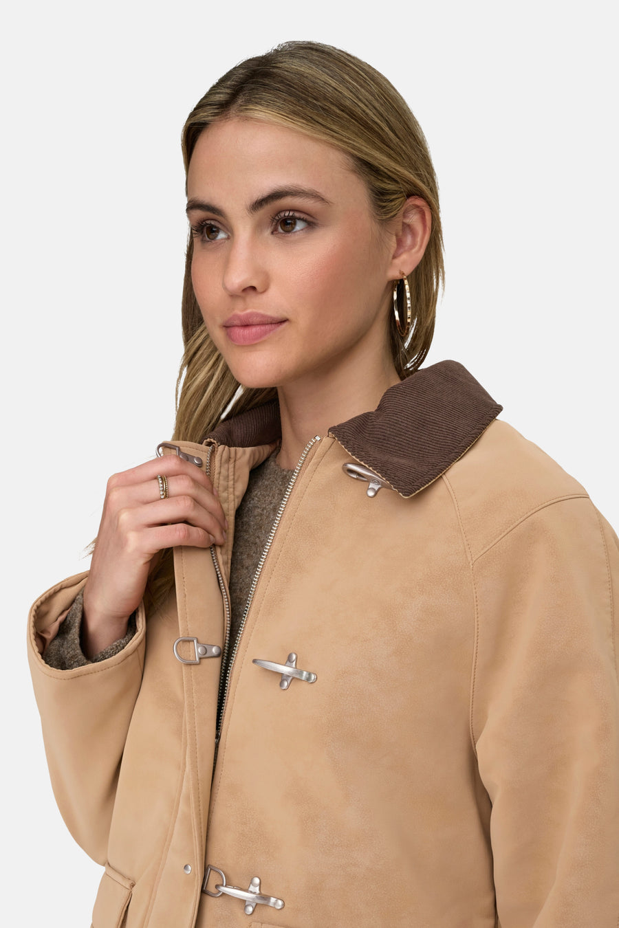 Manteau court beige ONLY avec col marron et détails argentés.