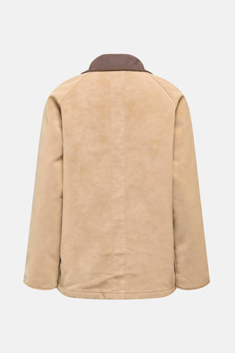Manteau court beige de ONLY® avec col et dos en côtes brunes.