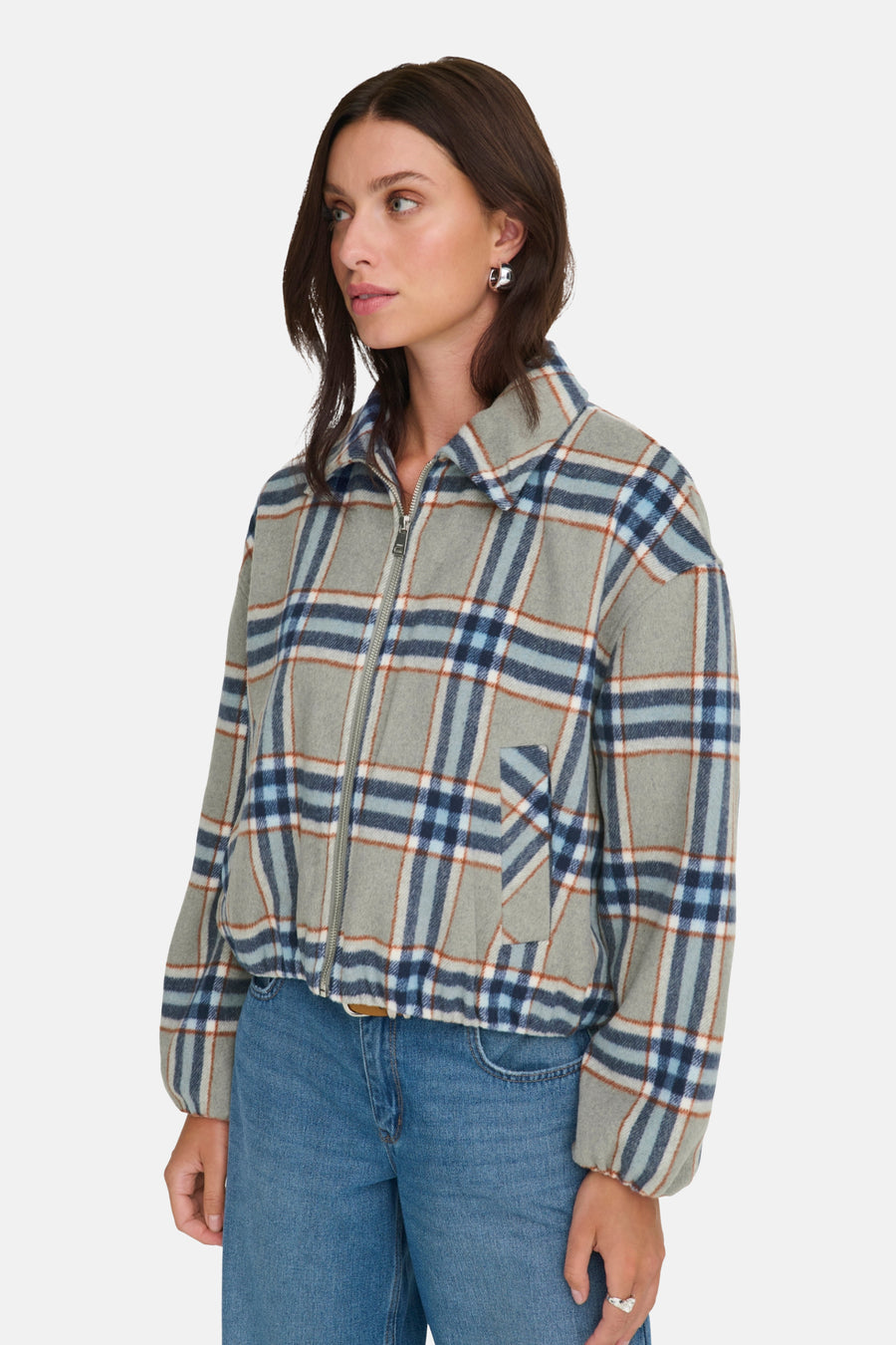 Veste multicolore d'ONLY, avec un motif de lunettes, des manches longues, une fermeture éclair et portée avec un pantalon en denim bleu.