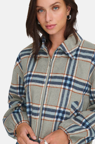 Manteau court multicolore d'ONLY, avec un motif de carreaux et une fermeture éclair argentée.