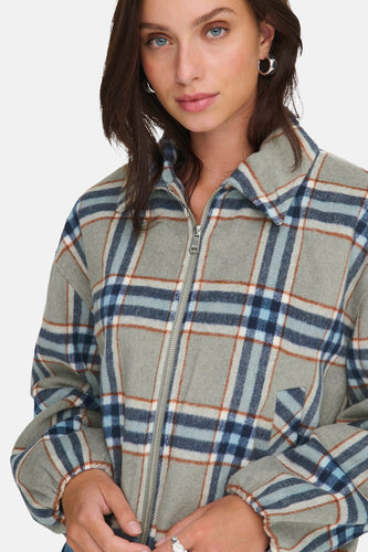 Manteau court multicolore d'ONLY, avec un motif de carreaux et une fermeture éclair argentée.