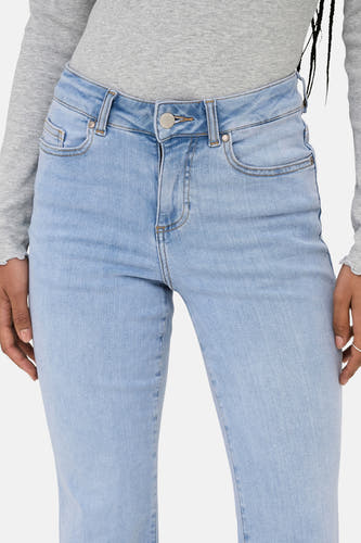 Lichtblauwe flared jeans van ONLY, met een zilverkleurige knoop en zakken aan de voorkant.
