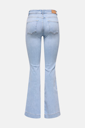 Lichtblauwe flared jeans van ONLY, met achterzakken en een bruin merklabel.
