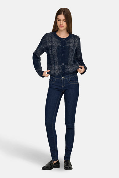 Blauw vest van ONLY, met knoopsluiting, gecombineerd met donkere jeans en zwarte lakleren loafers.

