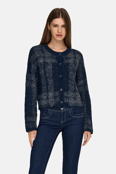 Blauw vest van ONLY met knoopsluiting, gecombineerd met donkerblauwe jeans.
