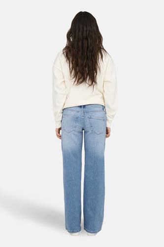 Jean JUDY large de denim bleu clair d'ONLY, avec des longues jambes larges et des poches arrière.