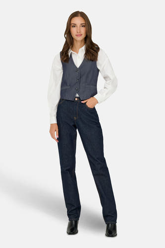 Donkerblauw denim blazer van JDY, gedragen met een wit overhemd en donkere jeans.
