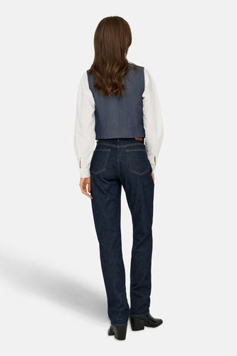 Donkerblauw denim blazer van JDY, met een wit overhemd en donkere jeans, van achteren gezien.
