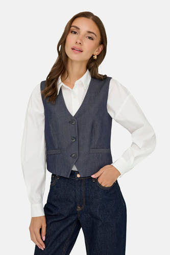 Donkerblauw denim blazer van JDY, gecombineerd met een wit overhemd en donkere jeans.