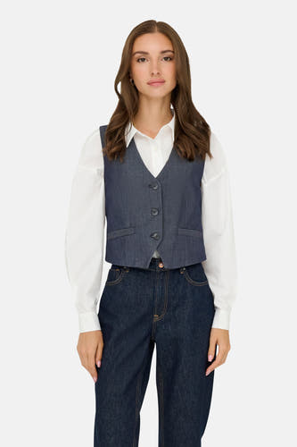 Donkerblauw denim blazer van JDY, gedragen over een wit overhemd en donkerblauwe jeans.