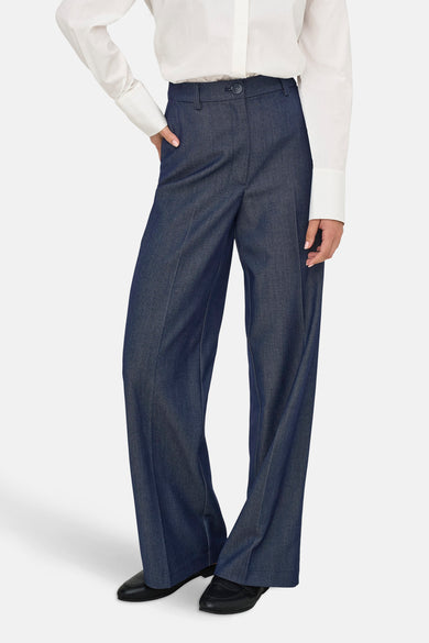 Pantalon de costume bleu marine de JDY, associé à une chemise blanche et des chaussures noires.