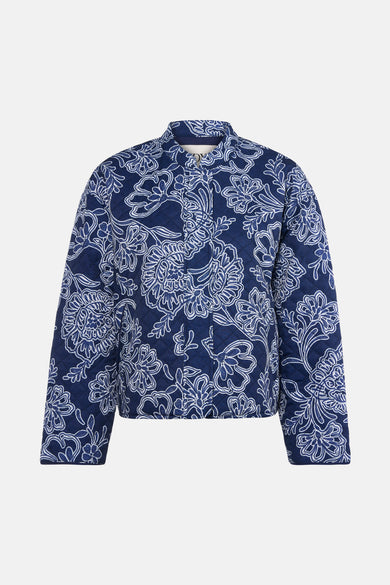 Blauwe korte jas van JDY met bloemenmotief en doorgestikt patroon.
