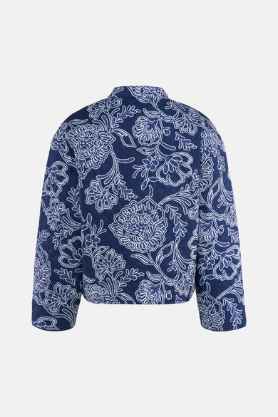 Blauwe jas van JDY met een bloemenpatroon en gewatteerde textuur, gezien vanaf de achterkant.
