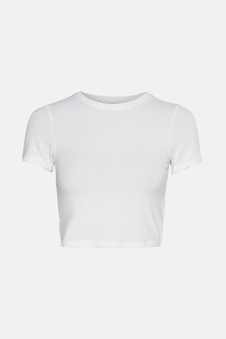 T-shirt blanc à manches courtes de ONLY®, modèle cropped d'une couleur unie et d'une texture rayée subtile.
