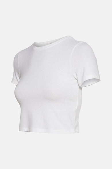 Wit T-shirt met korte mouwen van ONLY®, cropped model met een effen kleur en subtiele ribtextuur.