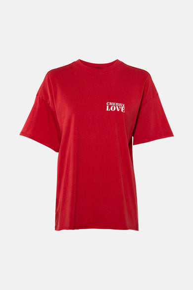 T-shirt rouge à manches courtes de ONLY®, avec "CHERRY LOVE" imprimé en blanc, à combiner avec un jean bleu et des baskets.