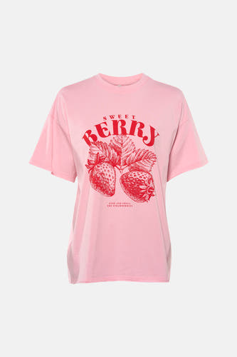 T-shirt à manches courtes rose de ONLY®, avec un imprimé rouge "Sweet Berry" et porté avec un jean bleu et des baskets de couleur crème.