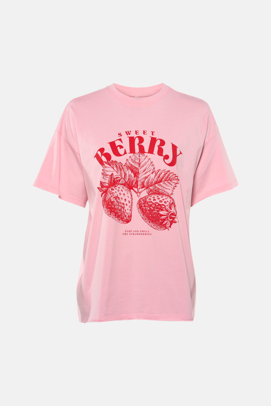 T-shirt à manches courtes rose de ONLY®, avec un imprimé rouge "Sweet Berry" et porté avec un jean bleu et des baskets de couleur crème.