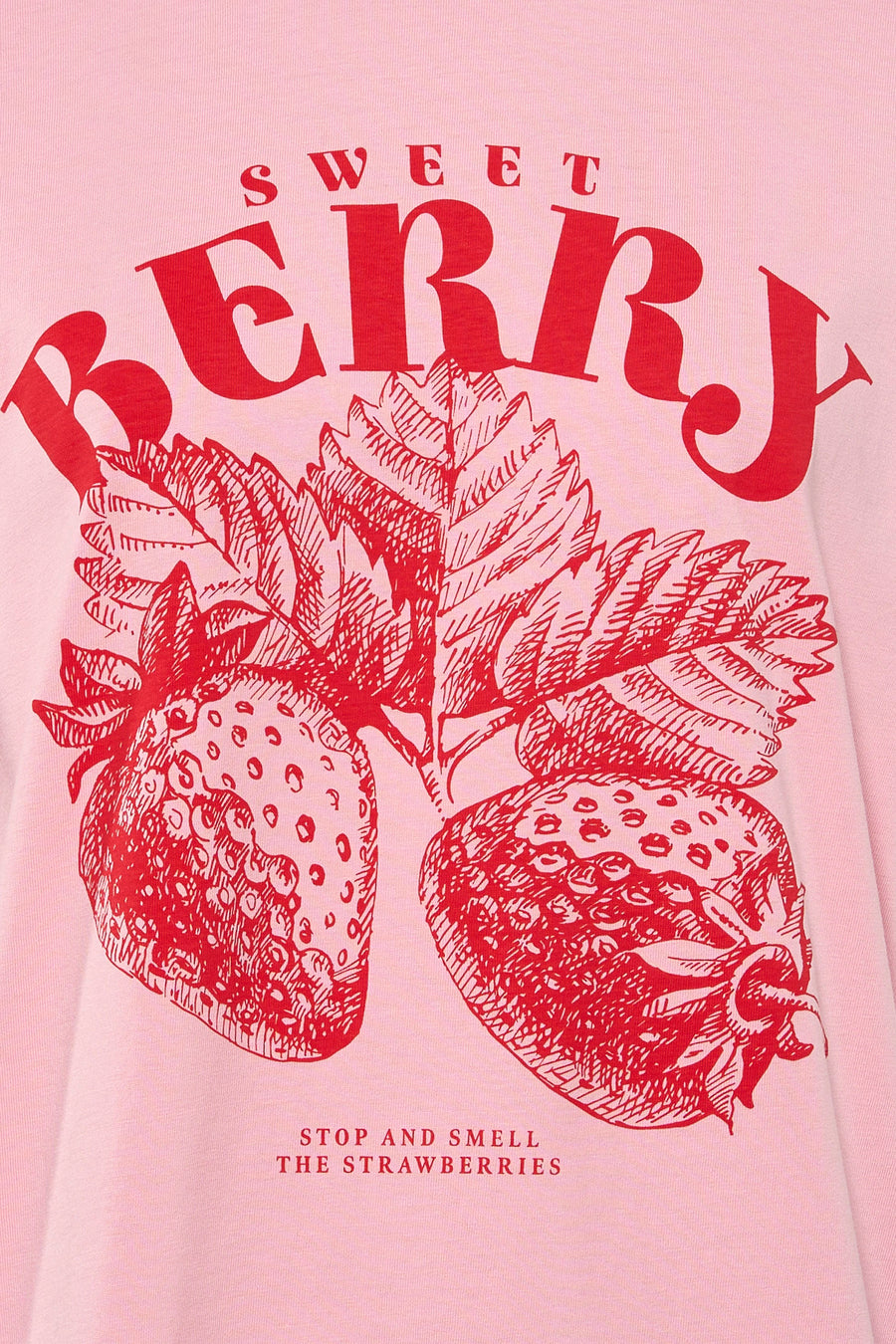 T-shirt à manches courtes rose de ONLY, avec imprimé fraises rouges et le texte "Sweet Berry".